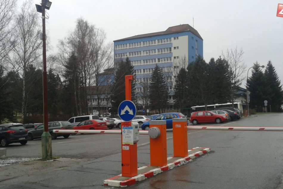 Ilustračný obrázok k článku Parkovanie pred breznianskou nemocnicou po roku: Sťažnosti vraj ustali, kam idú vyzbierané peniaze?