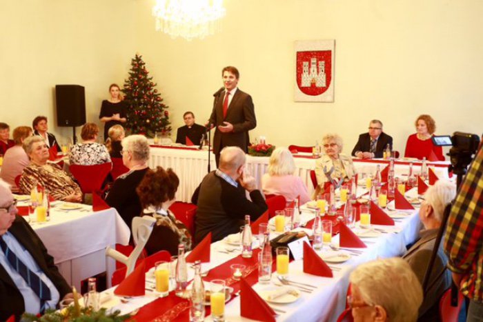 Ilustračný obrázok k článku Osamelí Bratislavčania obedovali s Ivom Nesrovnalom, pozvanie k sviatočnému stolu prijalo vyše 70 ľudí