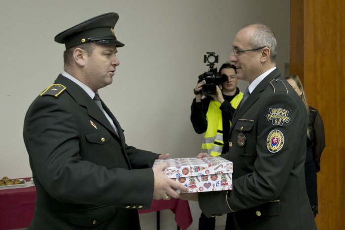 Ilustračný obrázok k článku Minister spravodlivosti navštívil počas Štedrého dňa ústav na výkon väzby, ako darček priniesol koláče + FOTO