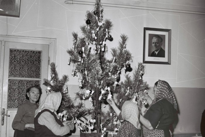 Ilustračný obrázok k článku Sviatočná atmosféra v múzeu: Vychutnajte si premeny Vianoc v priebehu 20. storočia