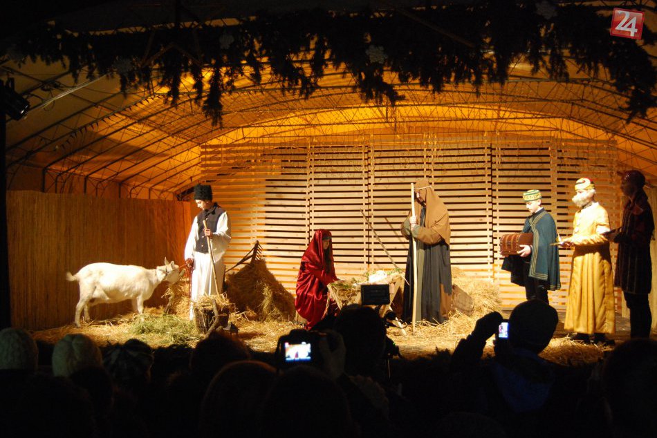 Ilustračný obrázok k článku Vianočná atmosféra v centre: Novozámčanov poteší aj tento rok Živý Betlehem