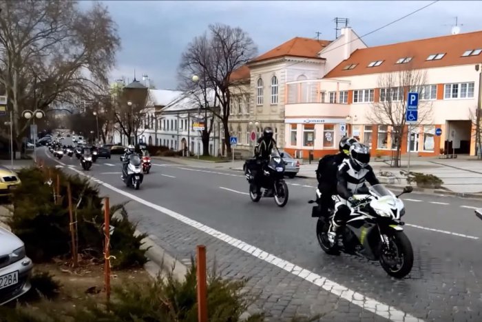 Ilustračný obrázok k článku Nevšedný úkaz v centre Moraviec: Mestom sa prehnal obrovský húf motorkárov! VIDEO