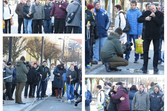 Ilustračný obrázok k článku Na michalovskom námestí sa strieľalo šampanským: Niektorí otvárali aj zubami, FOTO :-)