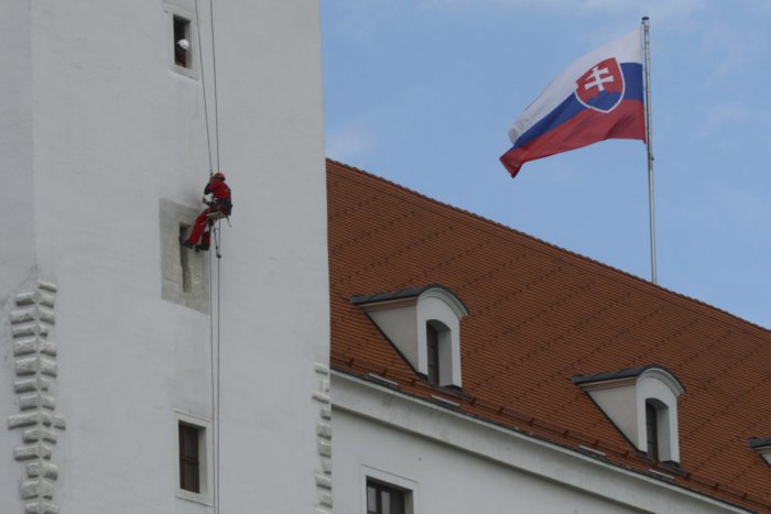 Ilustračný obrázok k článku Bratislavský hrad bude poslednú noc tohto roka svietiť farbami štátnej vlajky