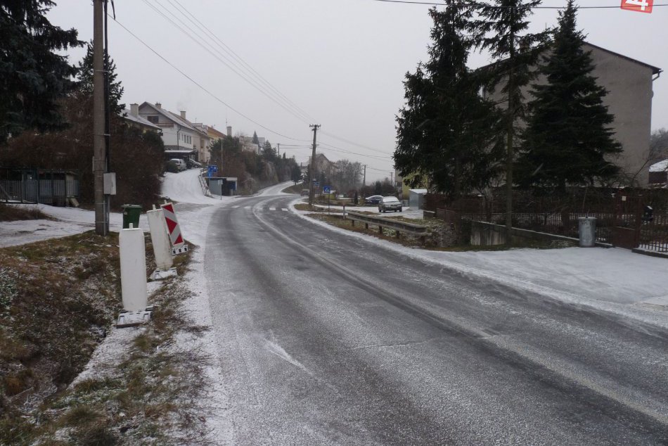 Ilustračný obrázok k článku V Bratislavskom kraji si dávajte pozor na cestách. Sneženie spolu s vetrom môžu spôsobiť problémy