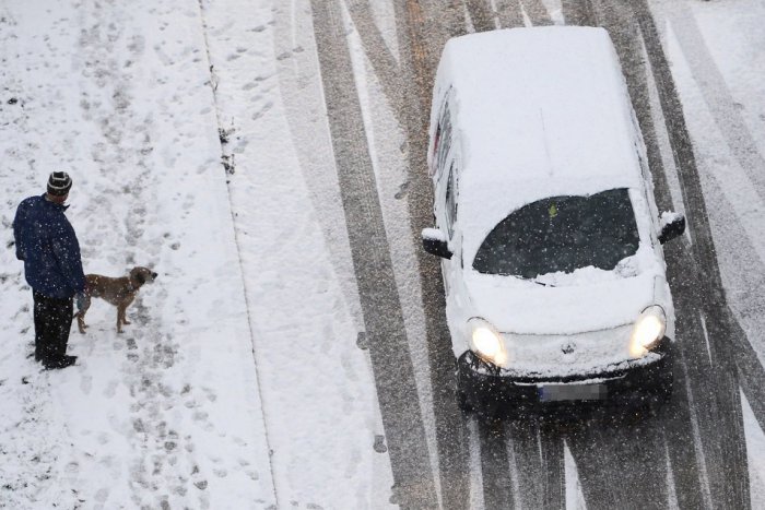 Ilustračný obrázok k článku Padajúci sneh vyhnal cestárov do terénu. Pozrite si aktuálne informácie z ciest v našom kraji