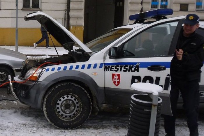 Ilustračný obrázok k článku Zvolenskí policajti majú za sebou kuriózny zásah: Čo to robili so štartovacími káblami? FOTO
