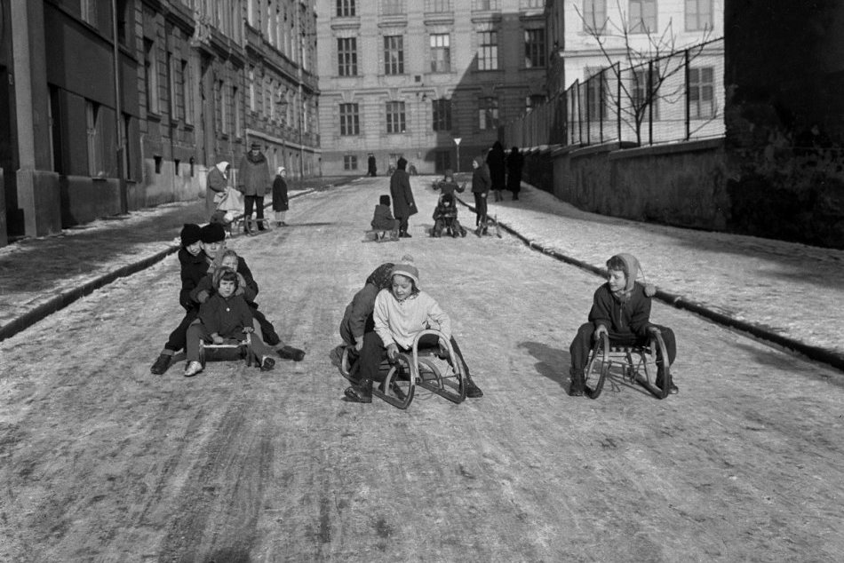Ilustračný obrázok k článku HISTORICKÉ FOTO: Deti žiarili šťastím aj v treskúcej zime a premočených teplákoch
