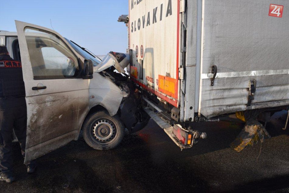 Ilustračný obrázok k článku Reťazová dopravná nehoda: Vodič volkswagnu skončil po náraze do kamióna v nemocnici! FOTO
