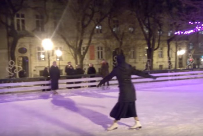 Ilustračný obrázok k článku VIDEO: Rehoľná sestra na korčuliach: Na bratislavskom klzisku predviedla úchvatnú jazdu