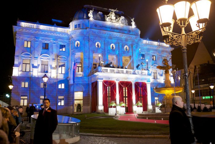 Ilustračný obrázok k článku Príchod hostí na Ples v opere nebudú rušiť električky.  Na Jesenského a na nábreží je naplánovaná výluka