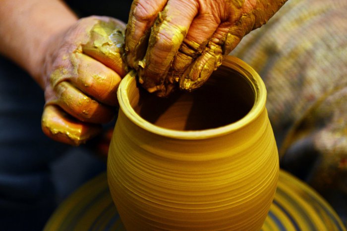 Ilustračný obrázok k článku Práca s hlinou bude pre Lučenčanov hračka: Keramikárstvu sa môžu priučiť aj začiatočníci