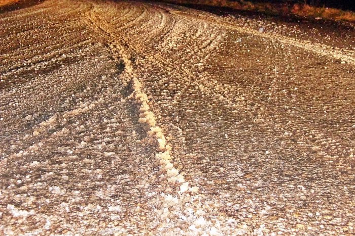 Ilustračný obrázok k článku Situáciu na cestách komplikovala poľadovica: Cestári vo vyšších polohách okrem posypu aj pluhovali