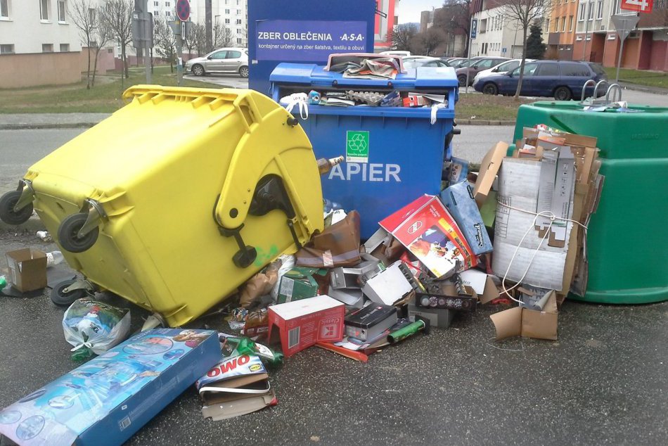 Ilustračný obrázok k článku Mestu Považská Bystrica došla trpezlivosť: Do boja proti odpadu vťahuje políciu