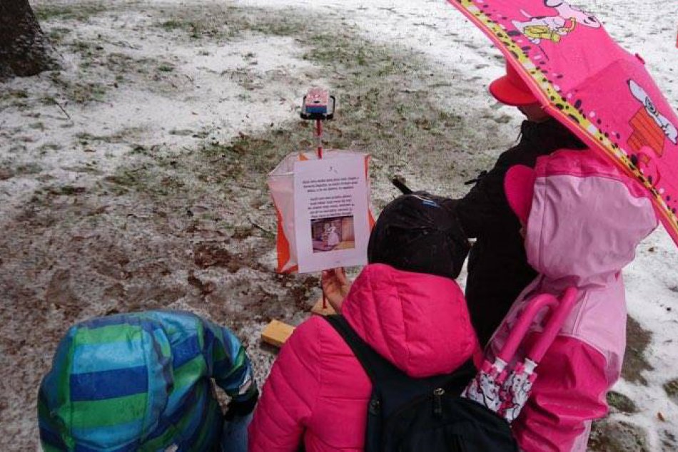 Ilustračný obrázok k článku Deti s rodičmi v Bystrici zažili krásne spoločné chvíle: Stačil super nápad a... Mestský park ožil aj v počasí pod psa!