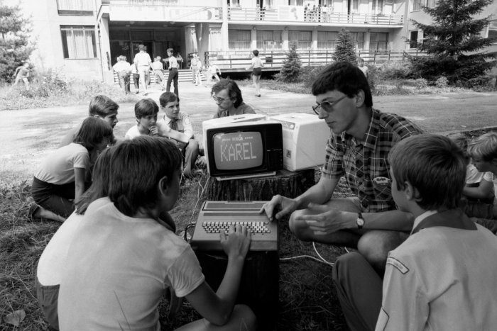 Ilustračný obrázok k článku Len začnete čítať a na mnohých doľahne nostalgia: 5 spôsobov ako sme trávili prestávky v škole bez webu a mobilov