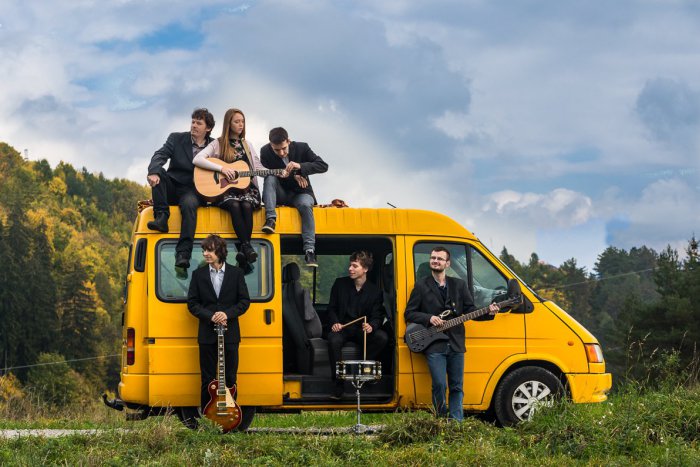 Ilustračný obrázok k článku Život plný zázrakov bystrickej kapely Crossroads: Žltý Ford na obale nového CD nie je náhodou :)