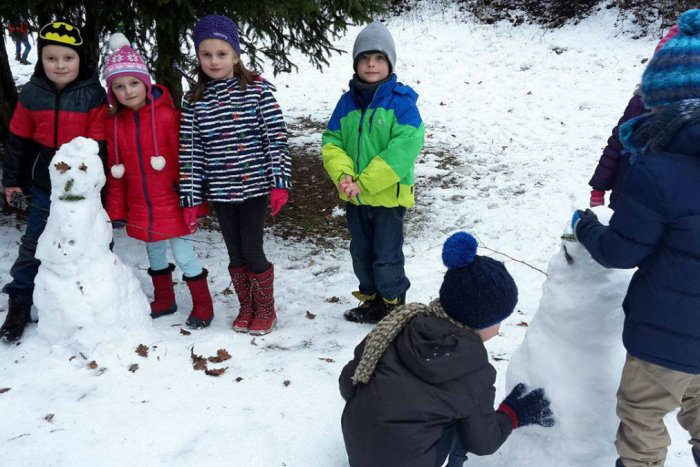 Ilustračný obrázok k článku Jeden krajší ako druhý: TAKÚTO parádu vytvorili rožňavské deti zo snehovej nádielky!