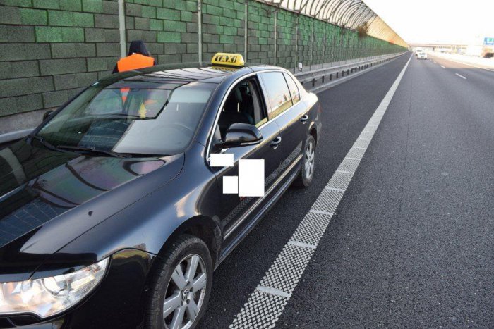Ilustračný obrázok k článku Nezodpovedného taxikára zastavili policajti pre telefonovanie počas jazdy. To ešte nevedeli, čo ich čaká