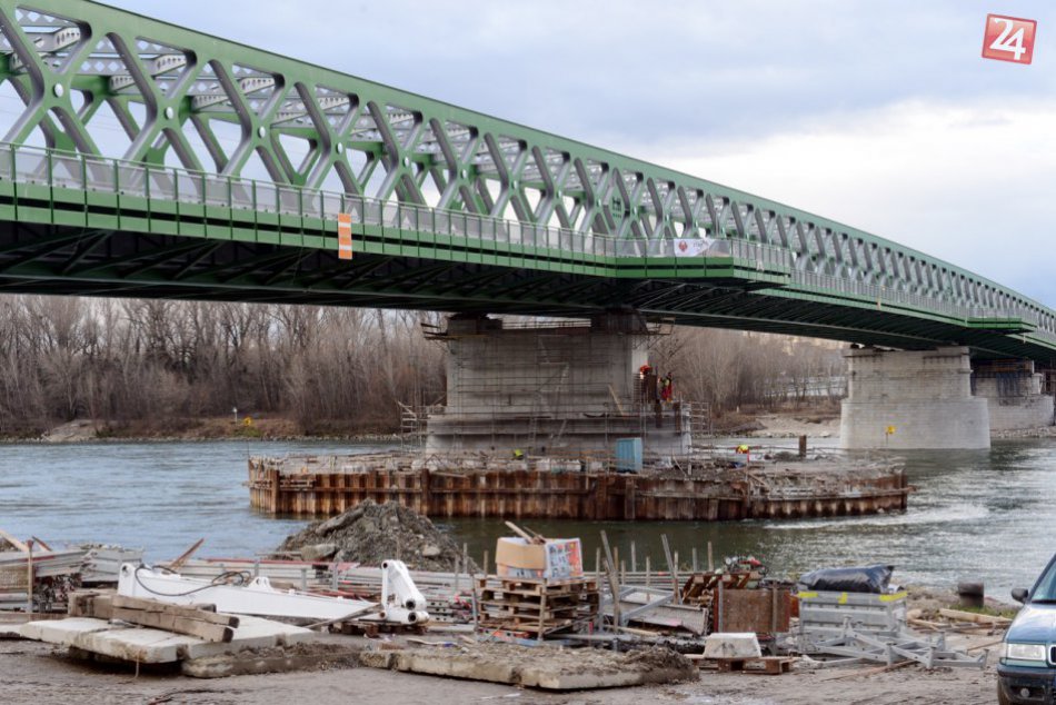 Ilustračný obrázok k článku Električku na Starý most zatiaľ nepustili lehoty, župa skracuje termíny „na doraz“