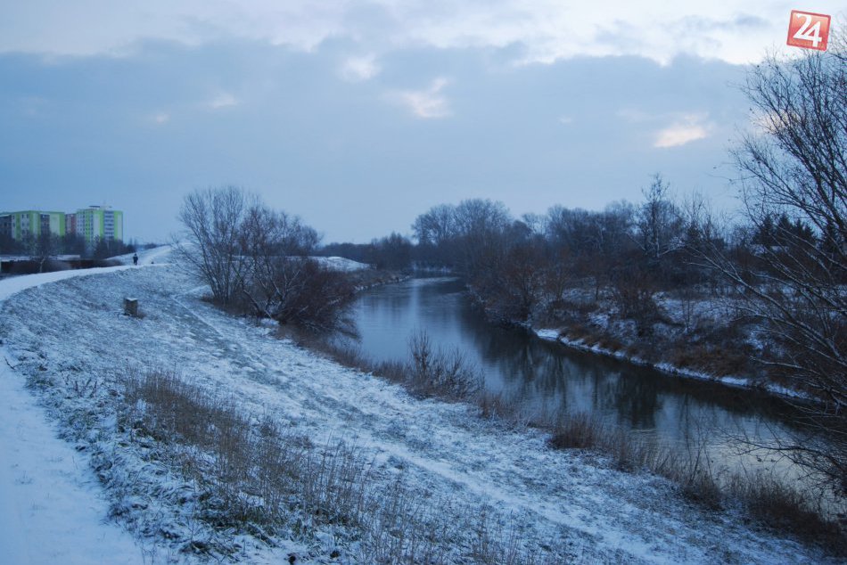 Ilustračný obrázok k článku Konečne to aj u nás na chvíľu pripomína zimu: Čerstvé FOTO z novozámockých ulíc