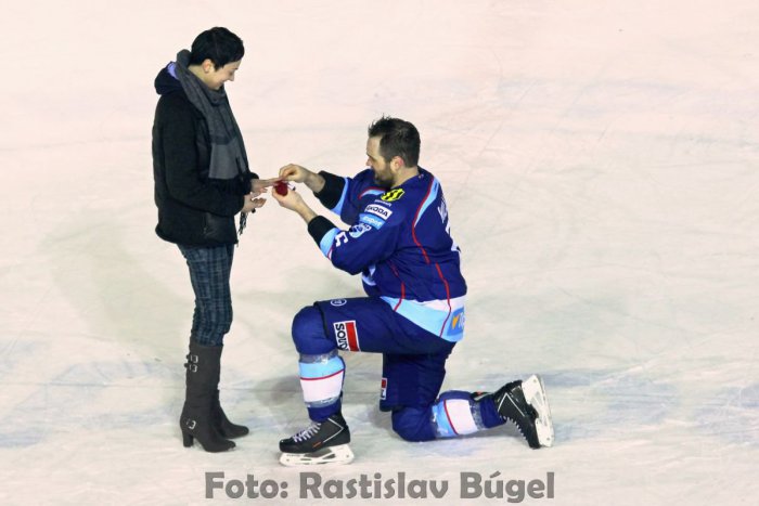 Ilustračný obrázok k článku Dojímavé okamihy na štadióne, diváci si mohli oči vyočiť: Žiadosť o ruku na ľade od hokejistu! VIDEO