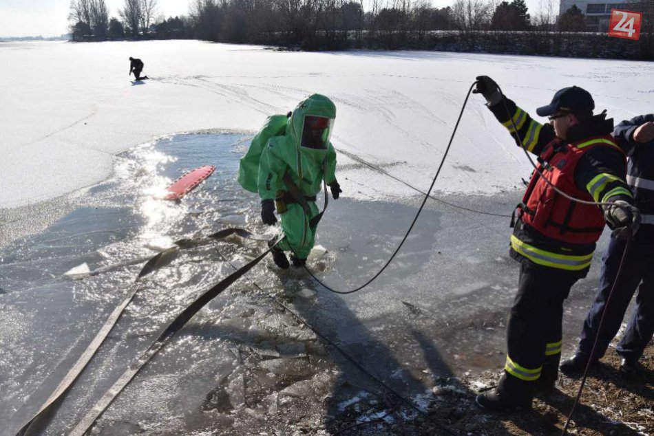 Ilustračný obrázok k článku Záchrana topiaceho sa zo zamrznutej vodnej plochy: Hasiči na cvičení! FOTO