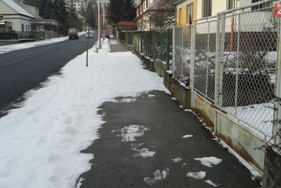 Ilustračný obrázok k článku Zima v Bystrici a (ne)zodpovední Bystričania: Niektoré chodníky v meste pripomínajú šachovnicu FOTO