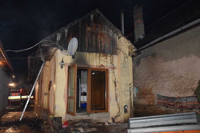 Ilustračný obrázok k článku Hasiči zasahovali pri požiari: Škoda na dome za 40 000 eur!