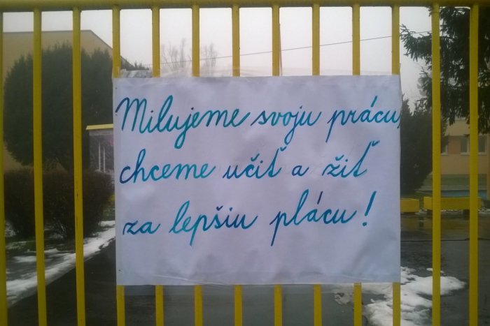 Ilustračný obrázok k článku Na škole na Tbiliskej ulici sa neučí už tretí deň, učiteľov trápia najmä platy