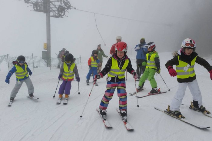 Ilustračný obrázok k článku Školákom z Rožňavy je veru hej: Takto si užívame lyžiarsky výcvik! FOTO