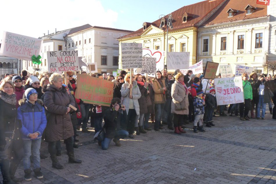 Ilustračný obrázok k článku FOTO a VIDEO z demonštrácie v Bystrici: Učiteľov podporili evanjelický farár aj Handzuš