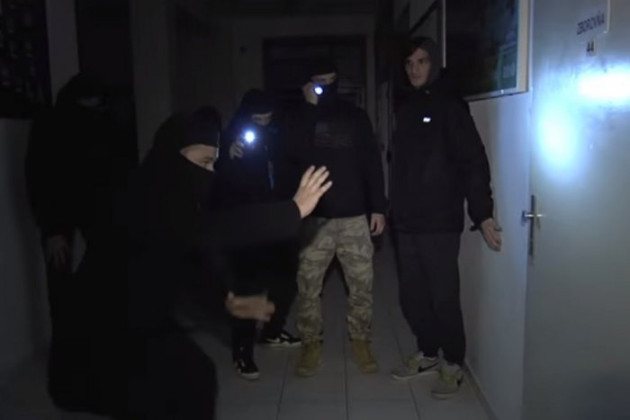 Ilustračný obrázok k článku Maturanti z Hlohovca a ich únos triednej knihy: Záťah na riaditeľňu počas nočnej misie! VIDEO