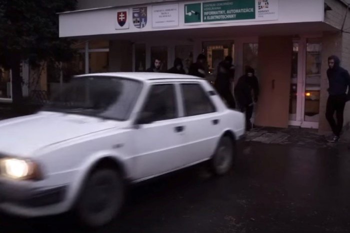 Ilustračný obrázok k článku Najskôr sa hekli do systému školy, potom vylomili dvere: Michalovskí študenti si odniesli to najvzácnejšie :-) VIDEO
