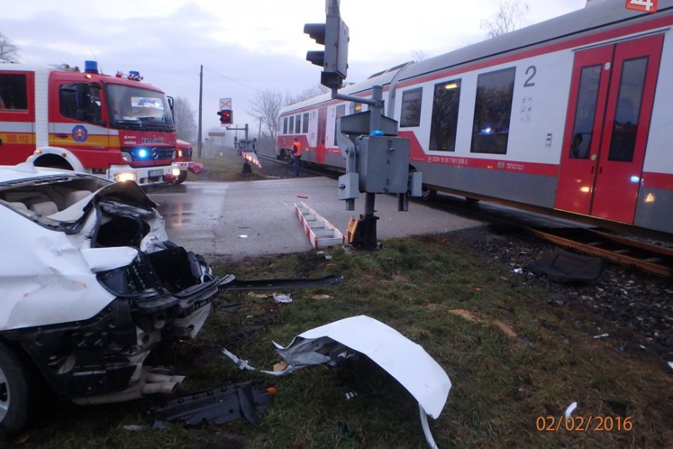 Ilustračný obrázok k článku Hrôzostrašné FOTO z miesta nehody: Vodička BMW (46) vošla na priecestie, vlak nestihol zabrzdiť