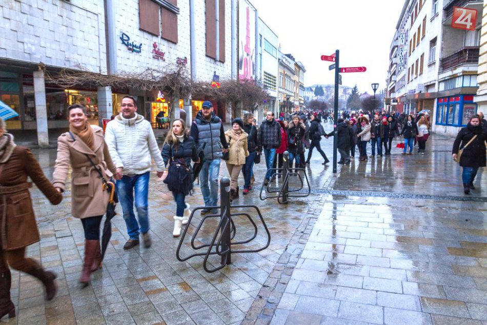 Ilustračný obrázok k článku FOTO a VIDEO: V Nitre štrajk podporili stovky učiteľov a rodičov, vytvorili živú reťaz