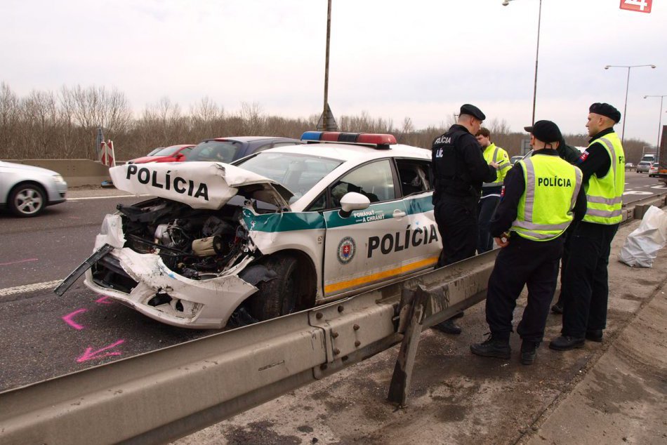 Ilustračný obrázok k článku Ďalšia dopravná nehoda v Bratislave, pri ktorej sa zranili policajti