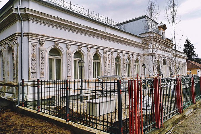 Ilustračný obrázok k článku Rekonštrukcia Baníckeho múzea v Rožňave napreduje: Ľudí však odstrašuje prístavba!