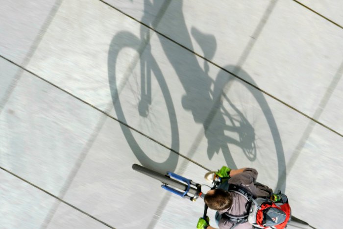Ilustračný obrázok k článku Kam s bicyklom v MHD? Riešením by mohli byť nosiče na autobusoch