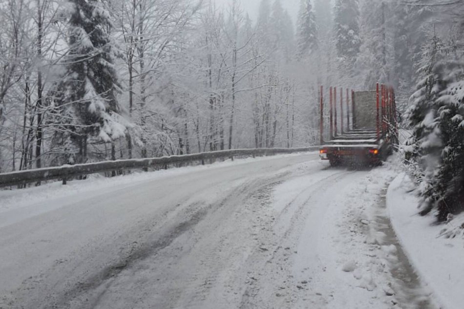 Ilustračný obrázok k článku Horský priechod Vernár je uzavretý pre nákladnú dopravu. Cestári vyťahujú skrížené kamióny