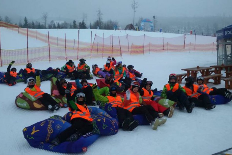 Ilustračný obrázok k článku FOTO zo zasneženej akcie ďaleko od domova: Novozámockí školáci si užili lyžovačku ako sa patrí!