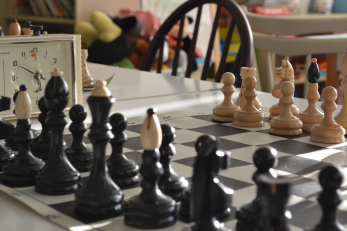 Ilustračný obrázok k článku Kráľovská hra v troch miestnostiach? Farský šachový turnaj s medzinárodnou účasťou