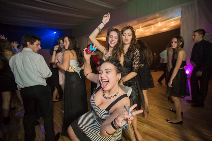 Ilustračný obrázok k článku Krásne Liptáčky nahodili róby a zábava ako sa patrí: Pozrite FOTO zo študentského plesu!