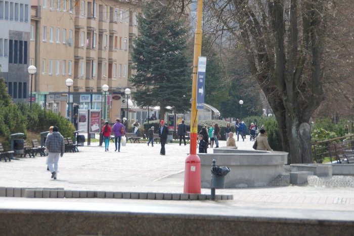 Ilustračný obrázok k článku Foto z centra Humenného: Ľudia išli cez námestie a... neuhádnete, na čo tam narazili!