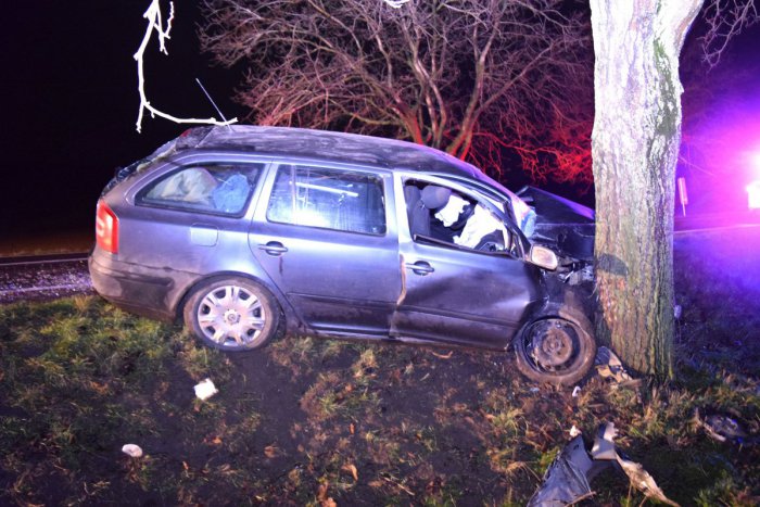 Ilustračný obrázok k článku Hrozivá nehoda Rožňavčana (55): S osobným autom nabúral do stromu!