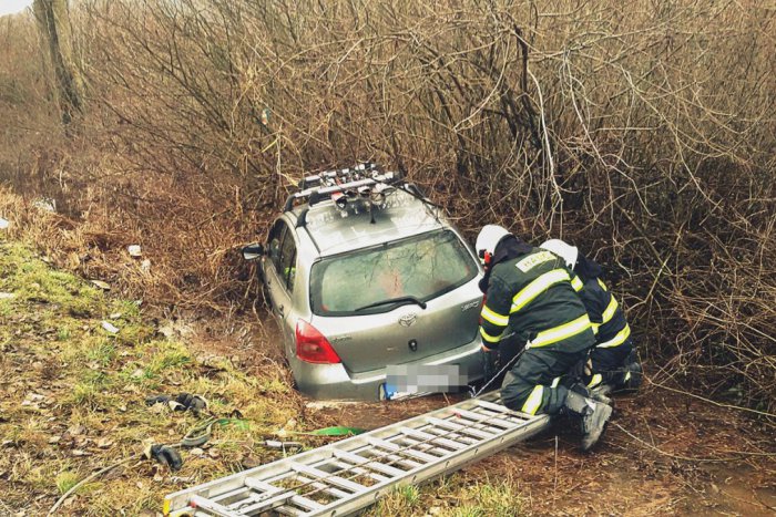 Ilustračný obrázok k článku Nehoda pri Rožňave: Auto skončilo v priekope plnej vody, FOTO!