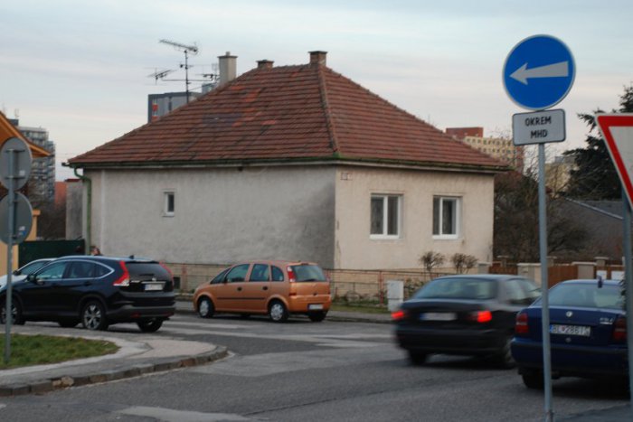 Ilustračný obrázok k článku Pozor! Na ulici Pod záhradami sa už jazdí inak
