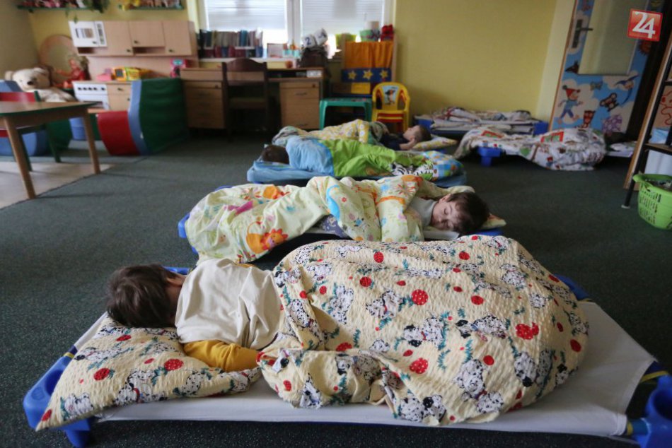 Ilustračný obrázok k článku Rozprávku pred spaním čítajú deťom v škôlke seniori z Domu tretieho veku