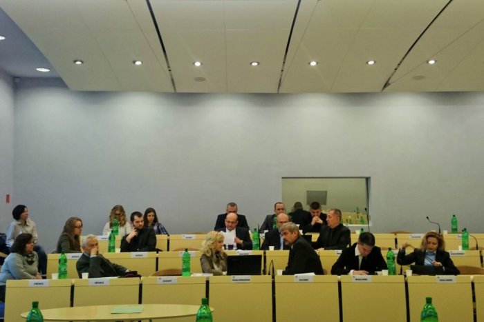 Ilustračný obrázok k článku Primátorka aj Juraj Hudáč reagujú na mimoriadne zastupiteľstvo: Bolo to škandalózne!