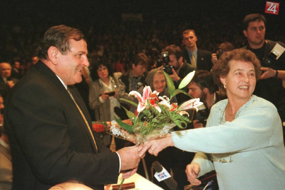 Ilustračný obrázok k článku Voľby v roku 1994 sotili Slovensko do temnoty. Megahit Vivat Slovakia! vystriedali Slovenské mamičky, Mečiar vtipkoval o smrti Havlovej ženy